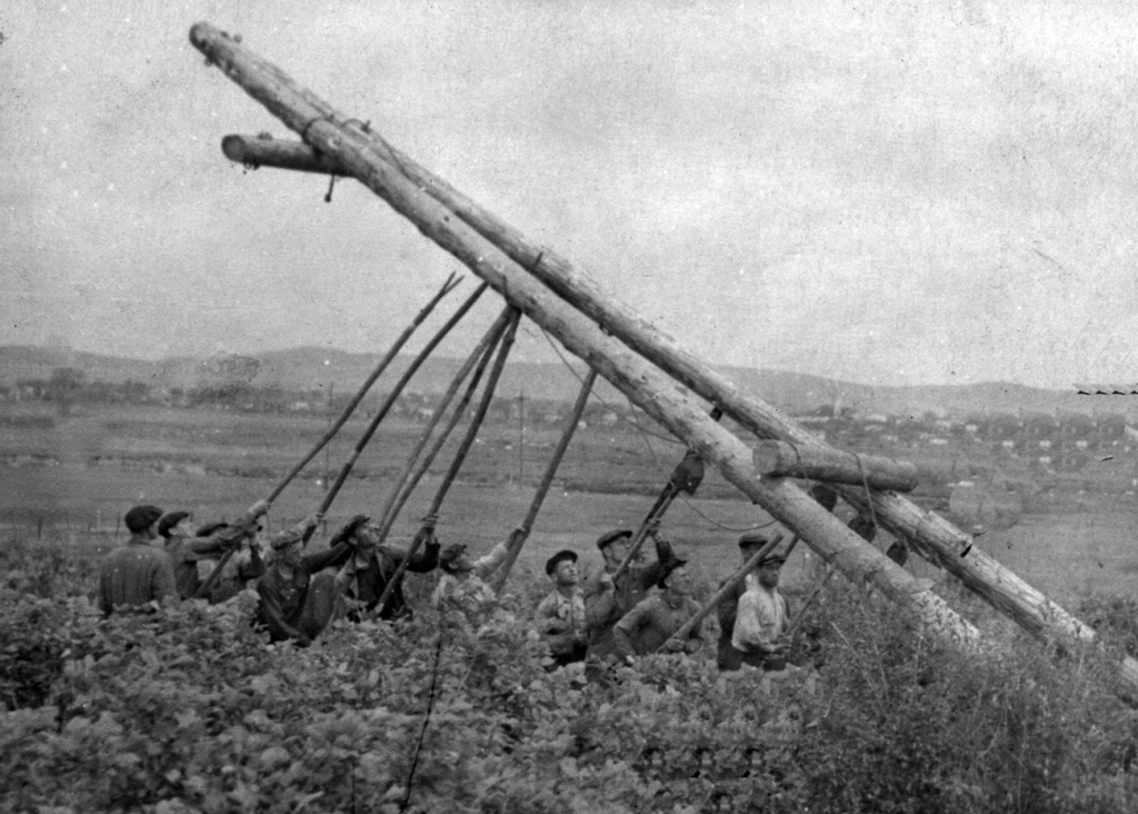 Установка опоры линии электропередач, Фото с места события из других источников