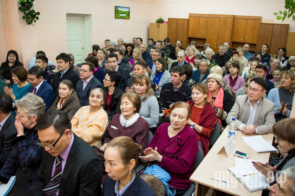 Волновала население. Вопросы молодежи. Большое скопление людей. Волновала население. Много людей.