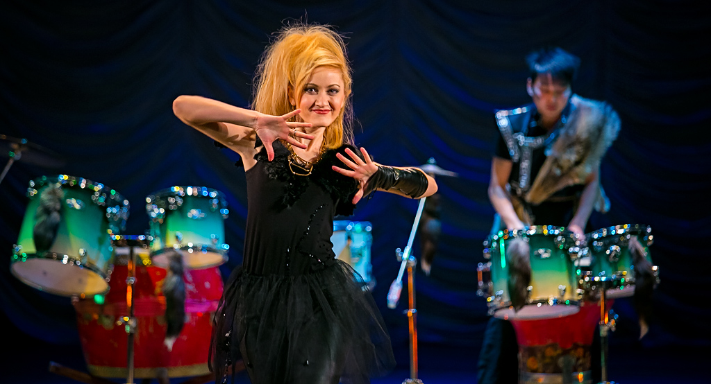 Открылся Бал прессы зажигательным танцем трио очаровательных девушек, Фото с места события собственное