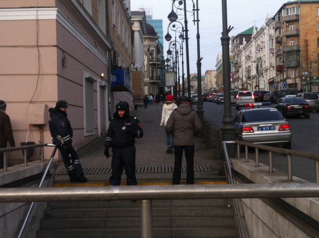 Полицейские просят граждан выбрать другой маршрут, Фото с места события собственное