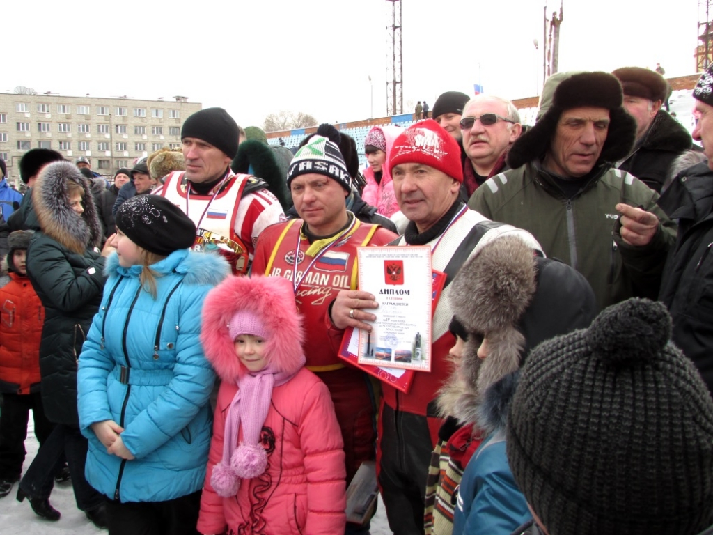 Болельщики обступили "золотых" призеров, Фото с места события собственное