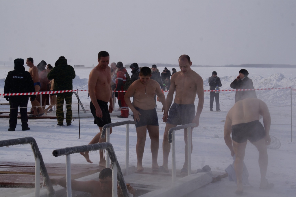 Экстрималка вышла на мороз в чем мать родила - порно фото