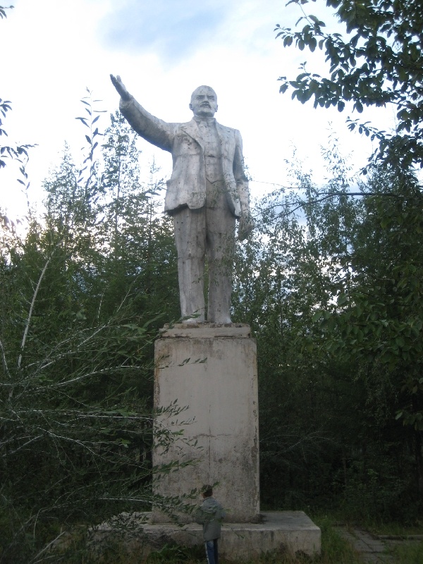 Памятник Ленину перенесенный из Магадана в Усть-Омчуг, Фото с места события из других источников