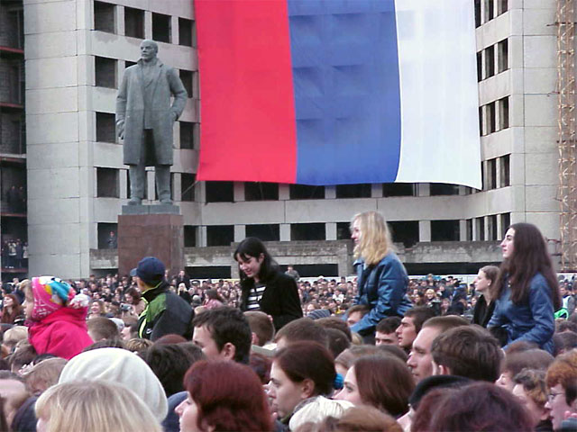 Бронзовый памятник на бывшей площади Ленина, Фото с места события из других источников