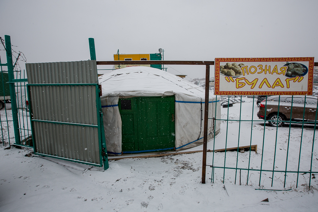 На авторынке "Зеленый угол" расположилось кафе национальной бурятской кухни, Фото с места события собственное