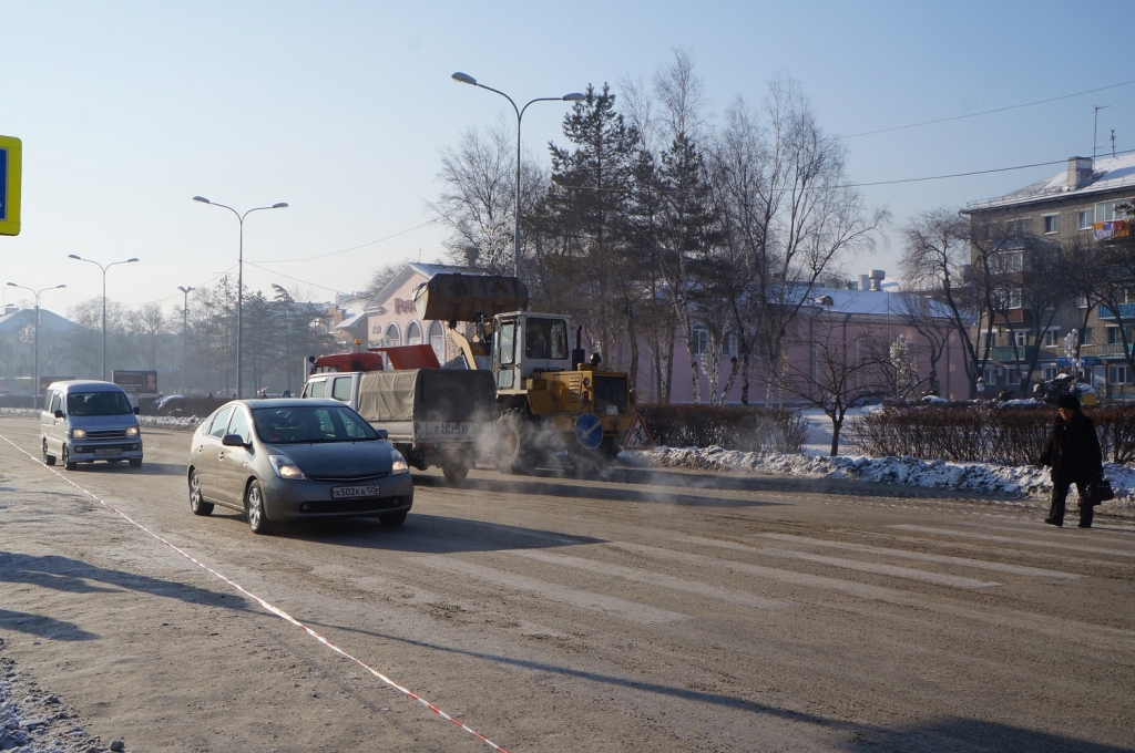 Очистка дорог 27 декабря прошлого года, через неделю после очередного снегопада, Фото с места события собственное