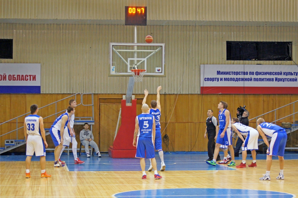Баскетболисты "Иркута" провели матч с командой "Парма", Фото с места события собственное