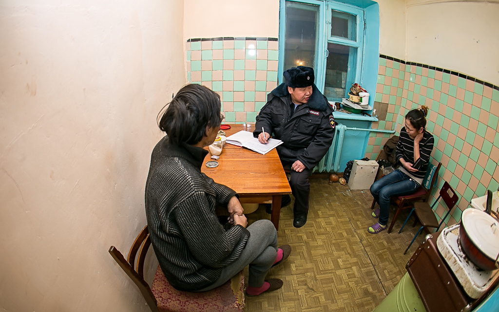 Полицейские вместе с дружинниками провели рейд по неблагополучным жителям Улан-Удэ , Фото с места события собственное