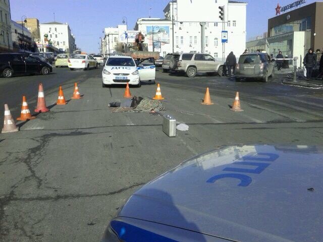 Женщина поскользнулась и угодила под колеса авто, Фото с места события из других источников