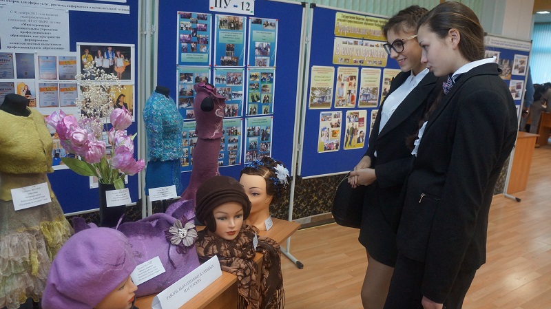 На докладе представили выставку работ, выполненных в учебных мастерских, Фото с места события собственное