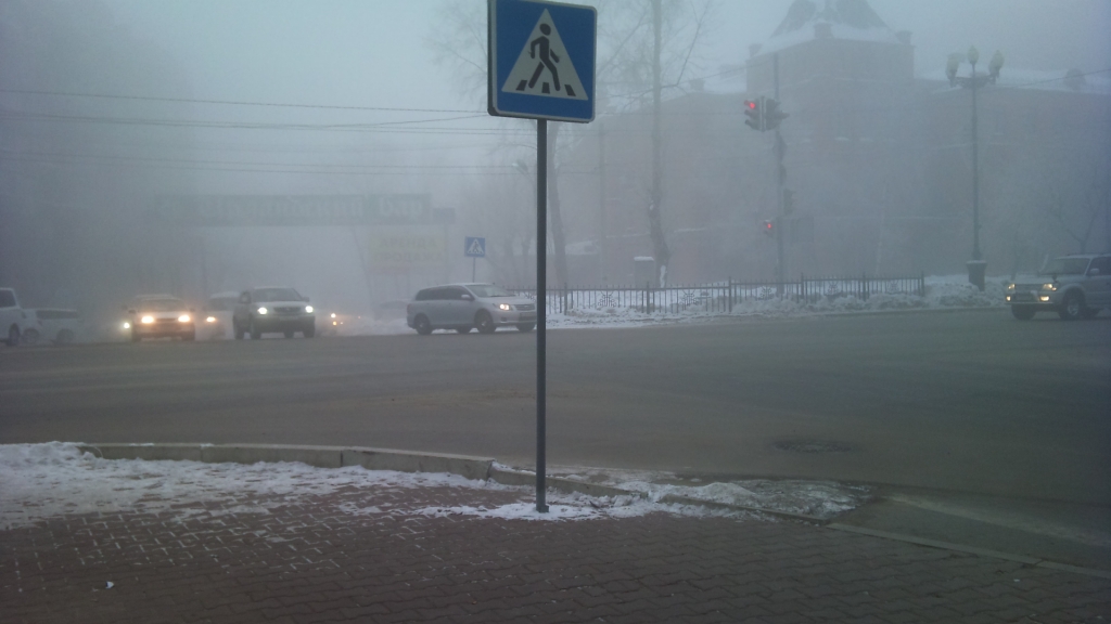  Машины ездя с включенными фарами дальнего света, но и этого мало, Фото с места события собственное