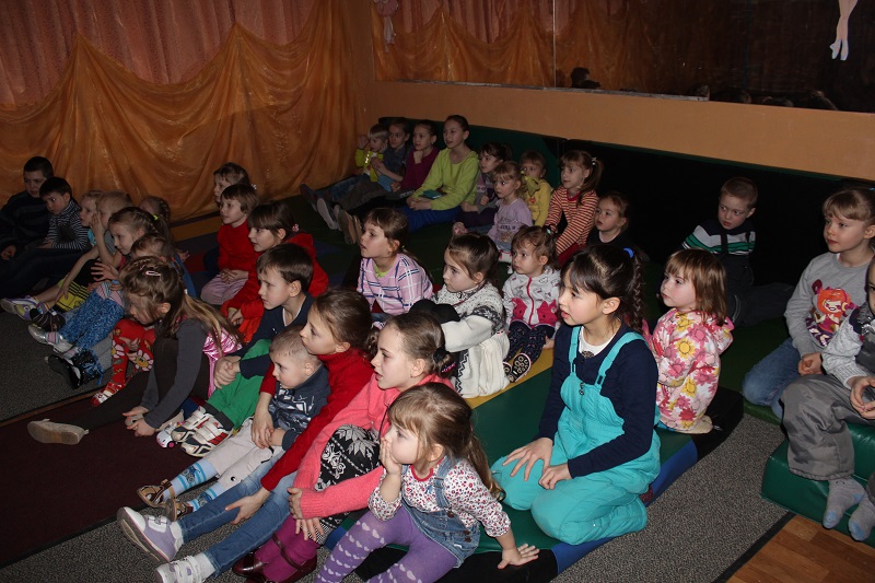 Почти 40 магаданских малышей приняли участие в постановке "Баба Яга", Фото с места события собственное