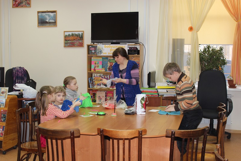 Библиотекари полностью отдаются своему делу и увлекают детей разными направлениями деятельности, Фото с места события собственное