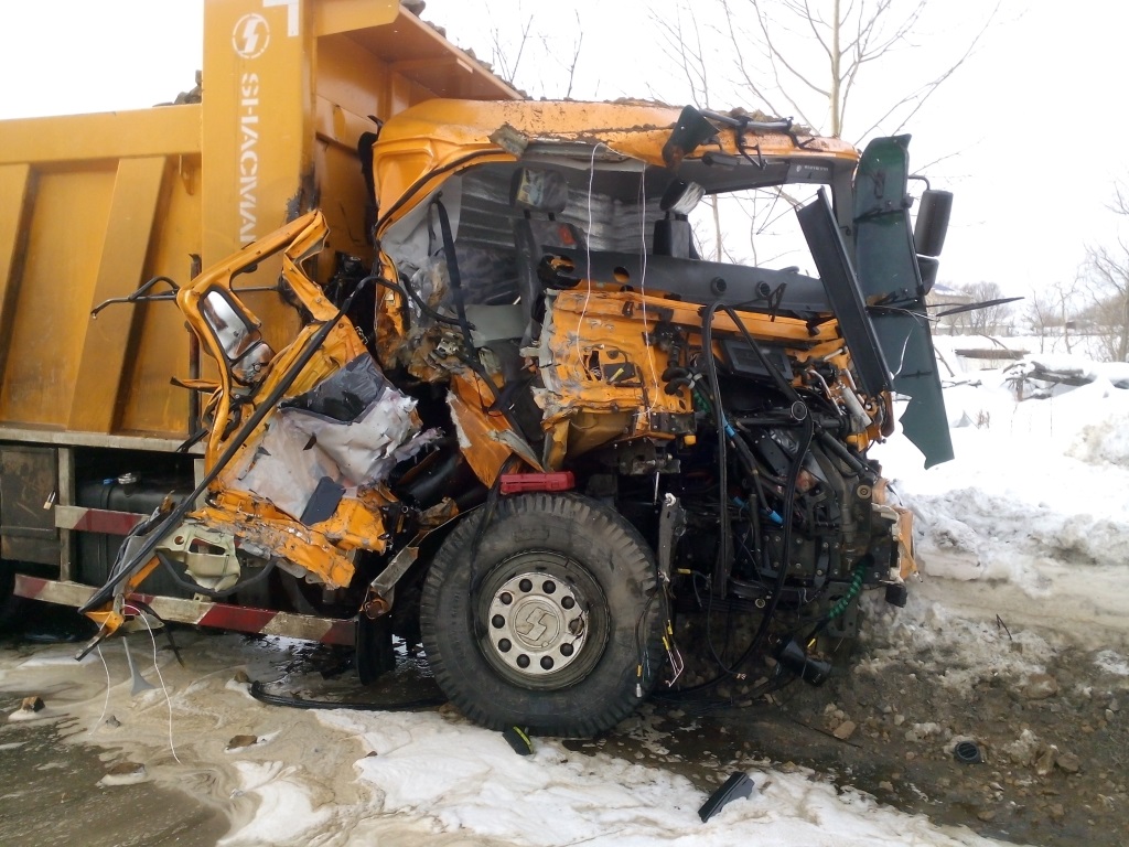 самосвалы ман и камаз. столкновение автобуса и камаза. камаз 65115 разбитый. камаз 6520 авария. самосвалы аварии.
