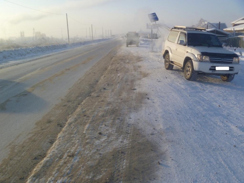Инструктор автошколы сбил стоявшую на остановке школьницу в Якутске, Фото с места события из других источников