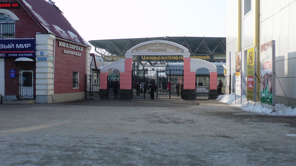 На входе на Центральный рынок непривычно пусто, Фото с места события из других источников