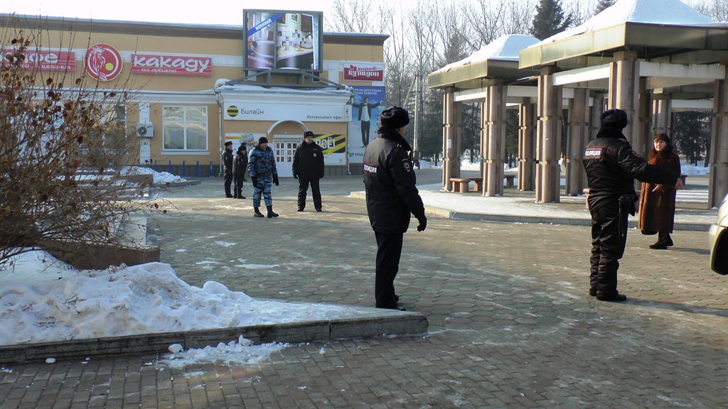 Полиция оцепила всю территорию пешеходной зоны, Фото с места события из других источников