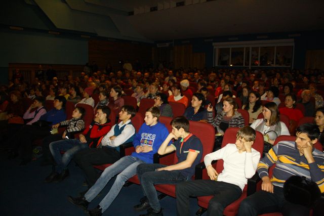 Большая часть зрителей - молодежь, Фото с места события собственное