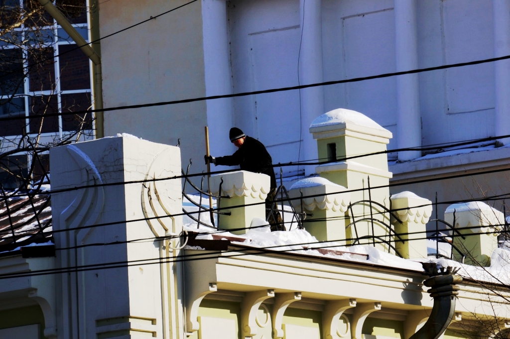 Снег на головы горожан летит с крыш домов в центре Хабаровска, Фото с места события собственное