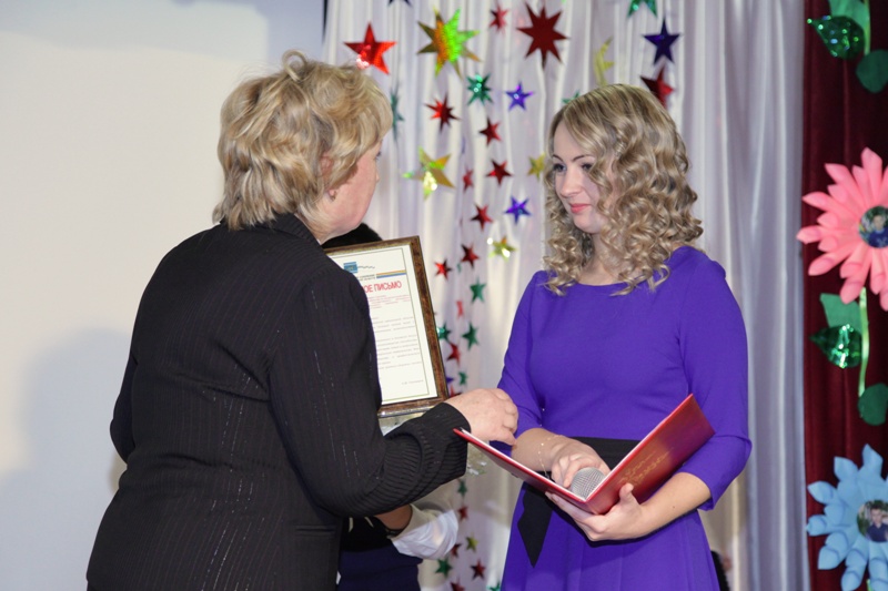 Вера Тарасенко вручает Благодарственное письмо Марии Пчёлкиной, Фото с места события из других источников