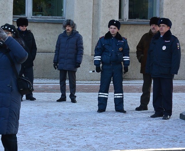 Чиновники с митингующими не общались. Наблюдали и мирно беседовали, Фото с места события собственное