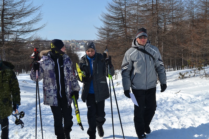 Тренер по лыжным гонкам Василий Охотников с учениками, Фото с места события из других источников