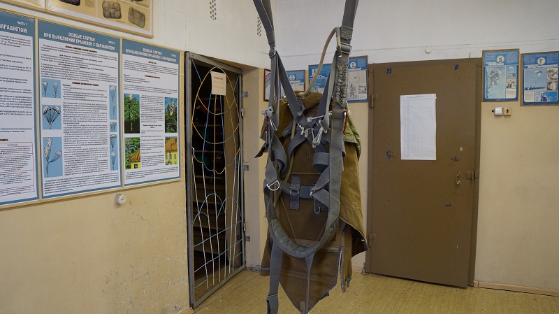 Перед прыжком с парашютом нужно потренироваться на снаряде, Фото с места события собственное