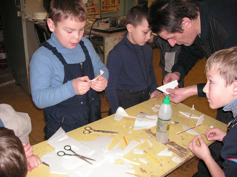 В центре работает "Авиамодельная секция", зачисление идет с 10-ти лет, Фото с места события из других источников