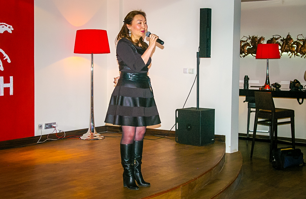 Управляющая отелем "Мэргэн Батор" Елена Цыренова выступает с приветственной речью, Фото с места события собственное