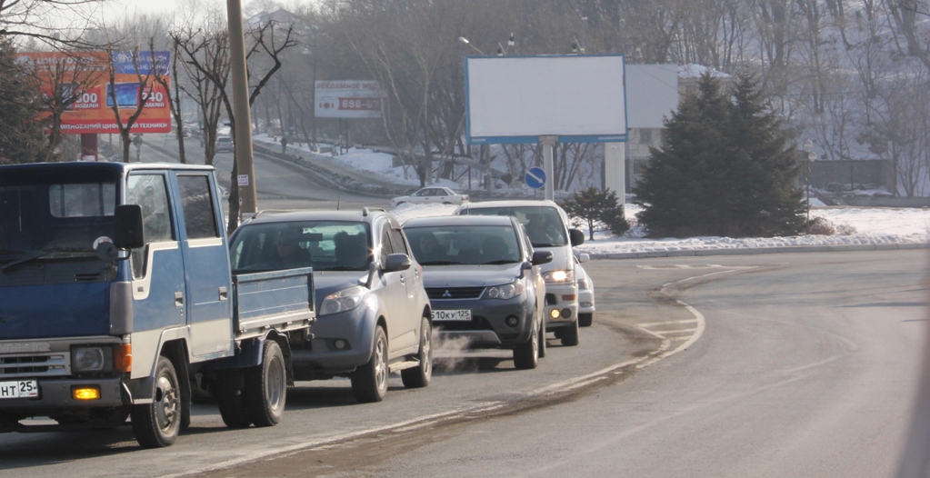 Рекламные щиты на кольце возле "Приморца", Фото с места события собственное