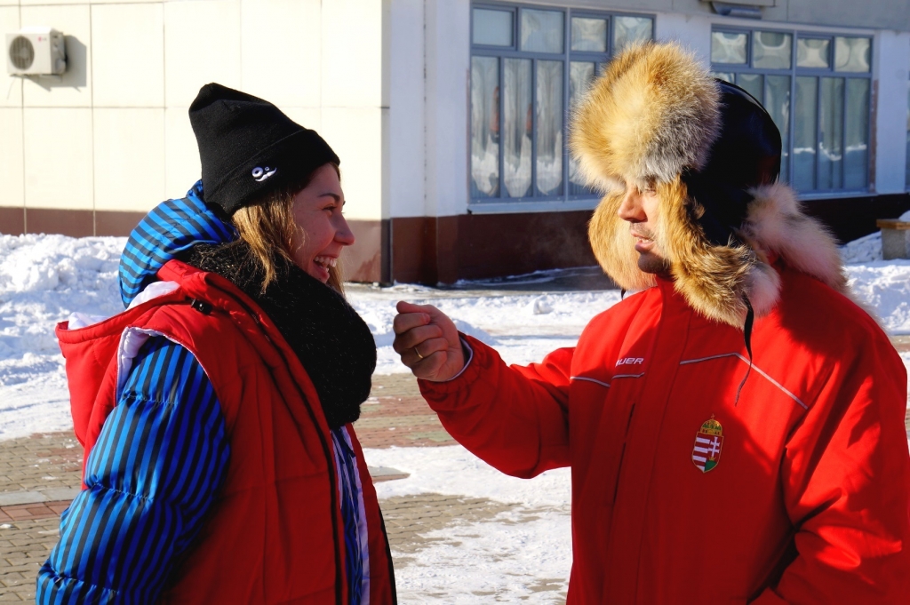 Венгерский хоккеист в роли журналиста, Фото с места события собственное