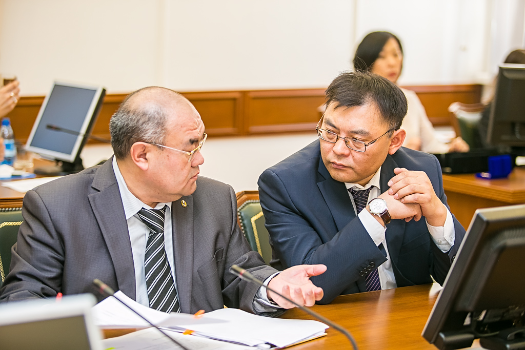 Председатель Президиума БНЦ СО РАН член-корреспондент РАН Борис Базаров и министр образования и науки Алдар Дамдинов, Фото с места события собственное