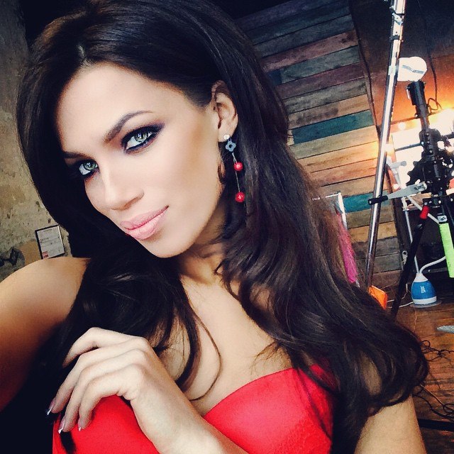 Экс-участница "Дом-2" из Хабаровска: до сих пор ложу руку на грудь, чтобы закрыть микрофон, Фото с места события из других источников