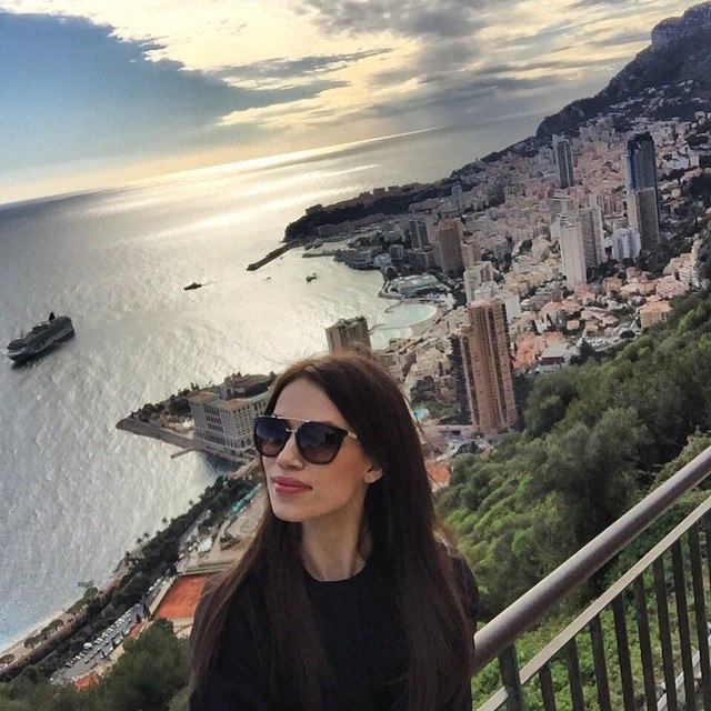 Экс-участница "Дом-2" из Хабаровска: до сих пор ложу руку на грудь, чтобы закрыть микрофон, Фото с места события из других источников