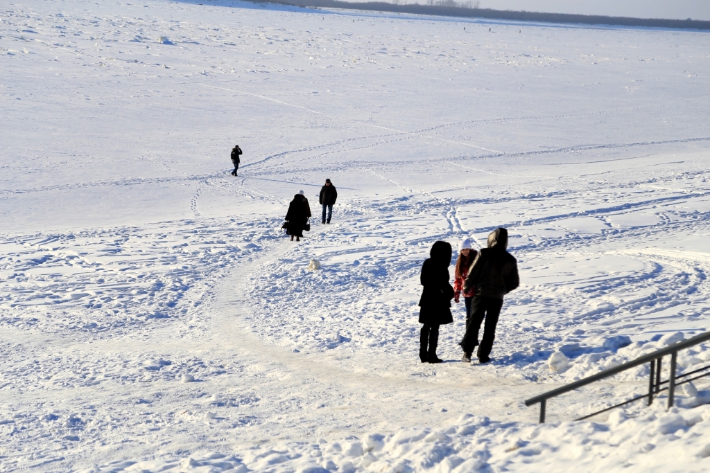 Замерший, но опасный Амур выбирают хабаровчане местом для прогулок в выходные дни, Фото с места события собственное