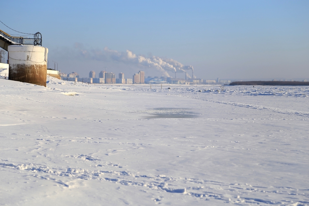 Замерший, но опасный Амур выбирают хабаровчане местом для прогулок в выходные дни, Фото с места события собственное