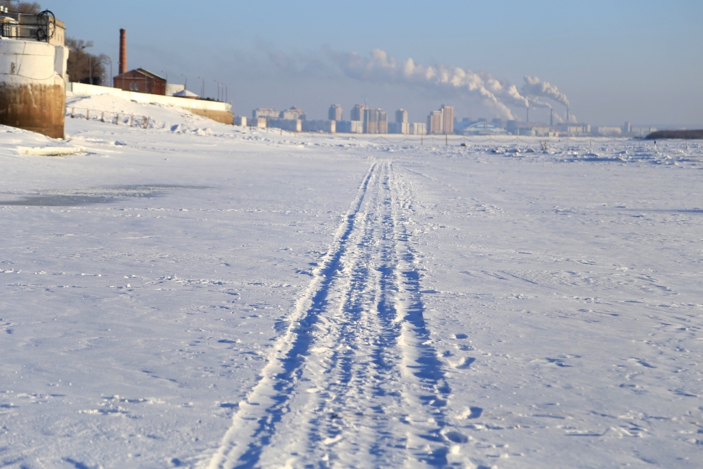 Замерший, но опасный Амур выбирают хабаровчане местом для прогулок в выходные дни, Фото с места события собственное