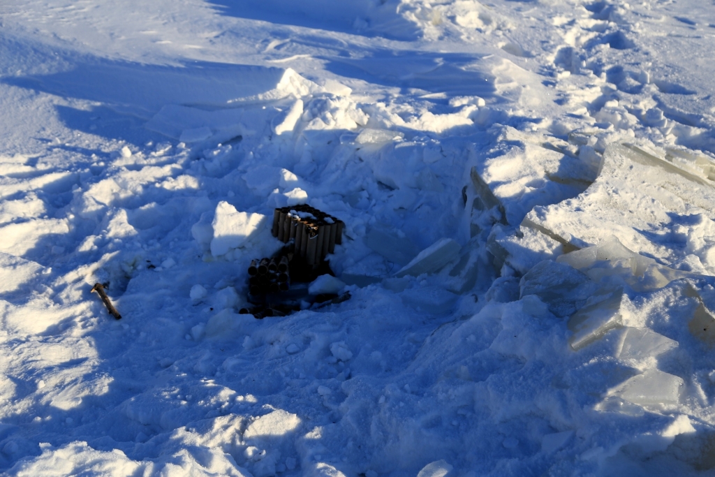 Замерший, но опасный Амур выбирают хабаровчане местом для прогулок в выходные дни, Фото с места события собственное