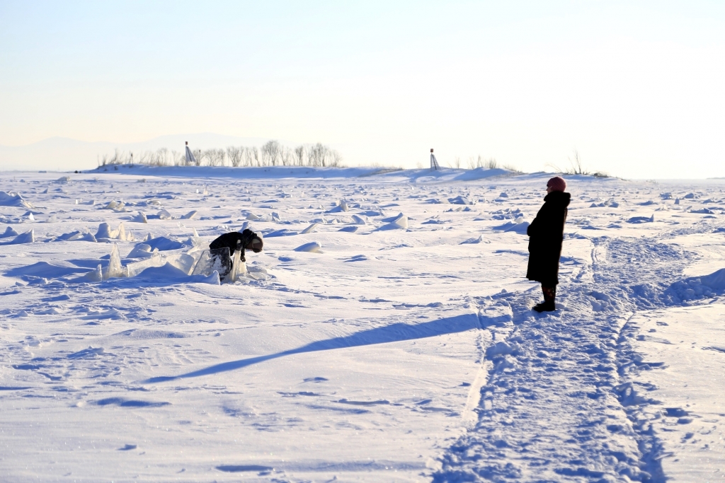 Замерший, но опасный Амур выбирают хабаровчане местом для прогулок в выходные дни, Фото с места события собственное