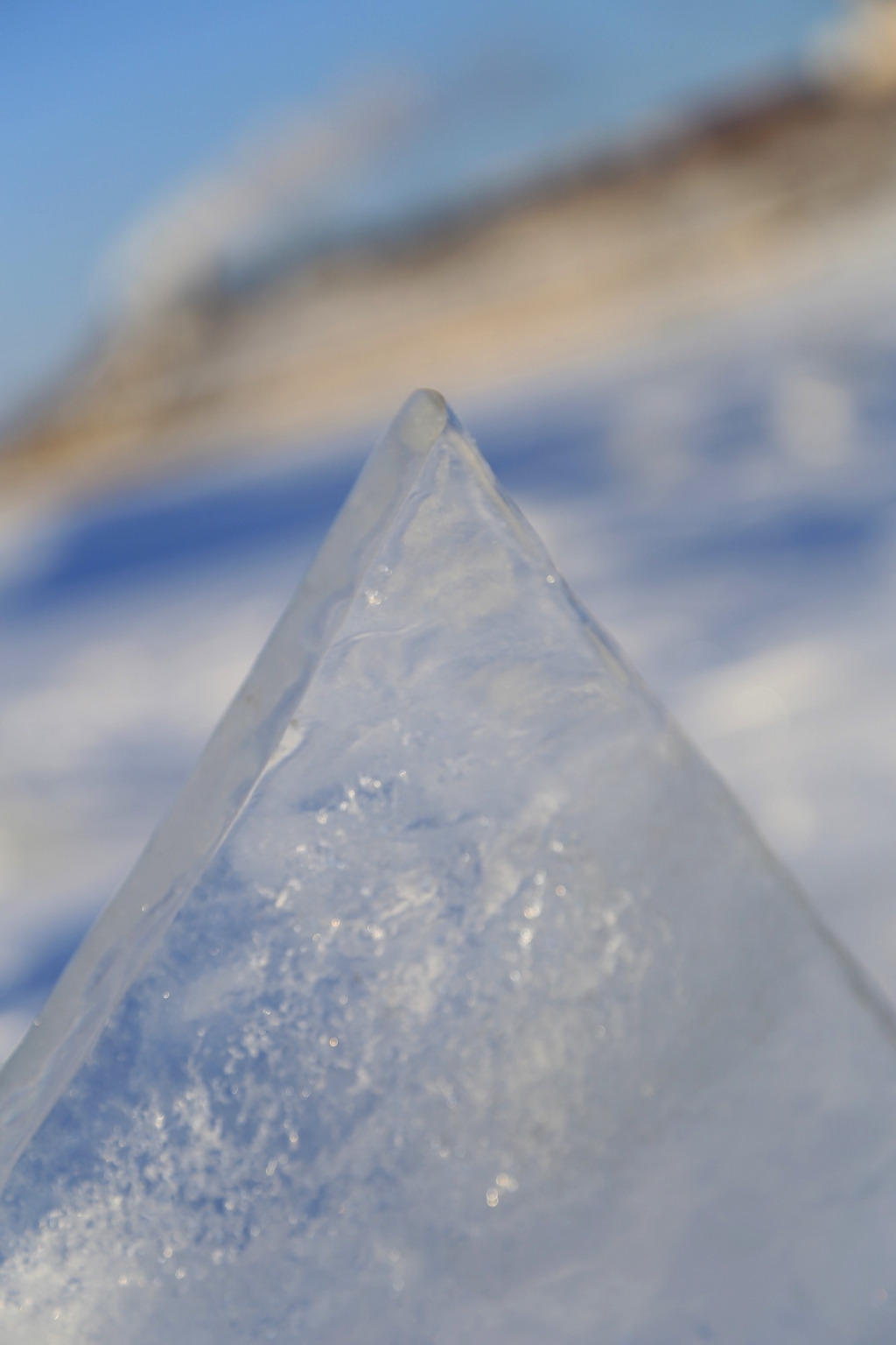 Замерший, но опасный Амур выбирают хабаровчане местом для прогулок в выходные дни, Фото с места события собственное