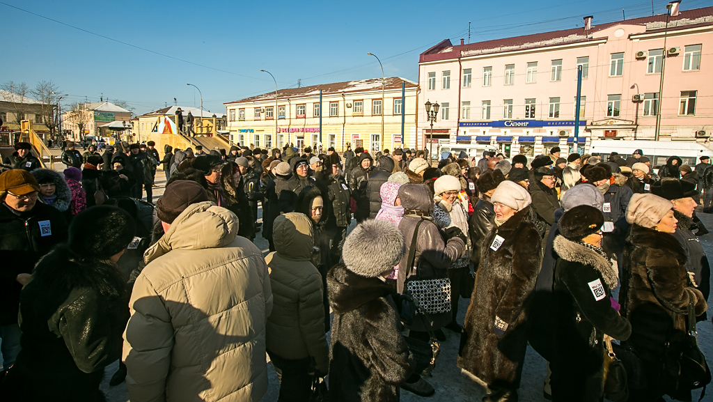 По подсчетам корр. ИА UlanMedia на площади Революции собралось 600-700 человек, Фото с места события собственное