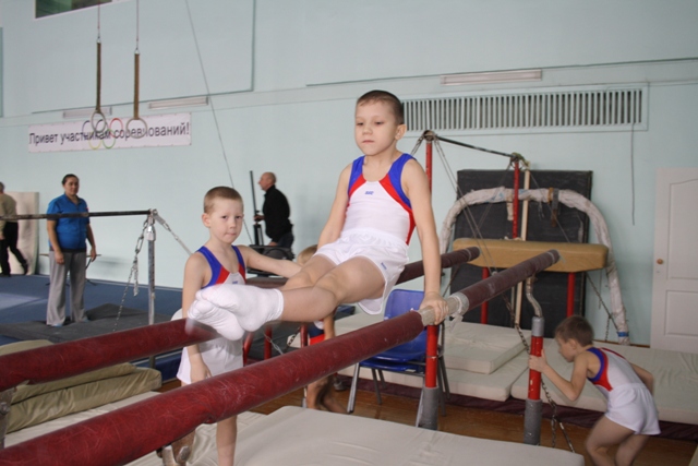 Упражнение на брусьях, Фото с места события собственное