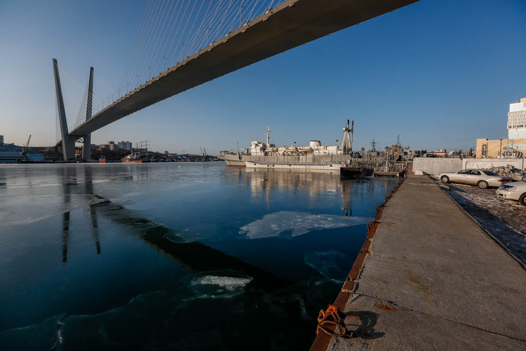 Морские акватории. Морская Акватория Владивостока. Бухта золотой Рог Владивосток нефть. Загрязнение бухты золотой Рог. Владивосток загрязнение моря.