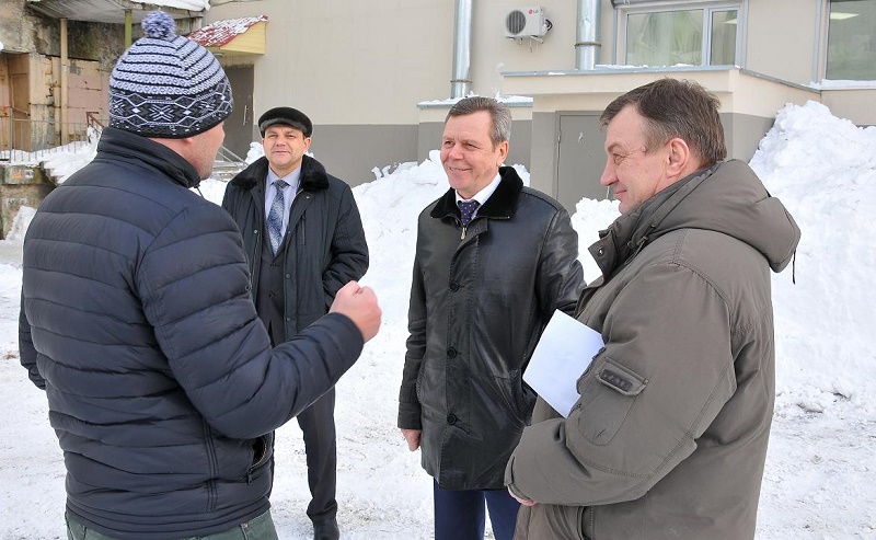 Разобраться со снегом управляющие компании Магадана должны втечение недели, Фото с места события из других источников