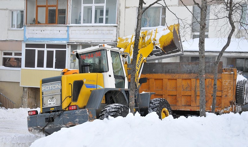 Обслуживающие организации активно взялись за расчистку дворов, привлекая грейдеры и погрузчики сторонних организаций, Фото с места события из других источников