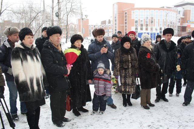 Имя Заслуженного работника бытового обслуживания Шмеля Школьника увековечили в Биробиджане, Фото с места события собственное