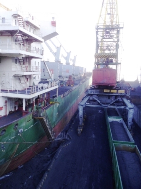 Сухогруз класса Panamax у причала "Терминала Астафьева" , Фото с места события из других источников