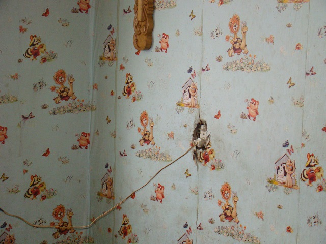 Даже в детской комнате есть розетки-убийцы, Фото с места события из других источников