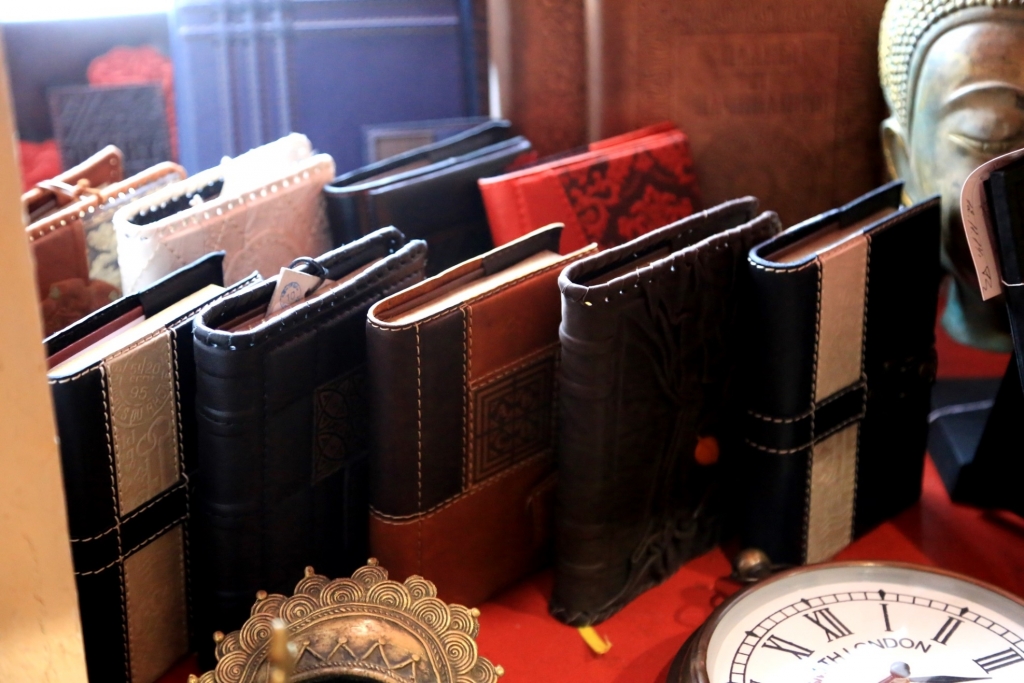 Влюбленные хабаровчане с иронией подходят к выбору подарка на 14 февраля – продавцы, Фото с места события собственное