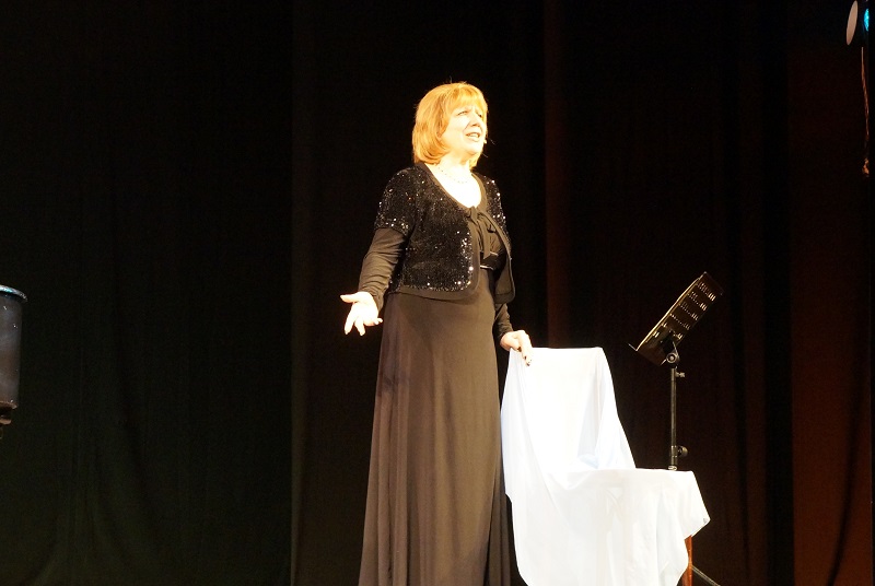 Актриса, певица, режиссер и художественный руководитель театра "Четвертая стена" Валентина Козлова, Фото с места события собственное